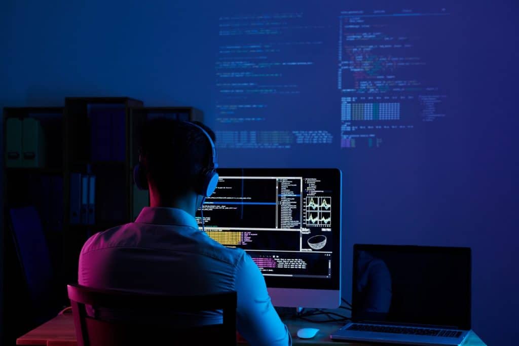Programmer Adalah: Pengertian, Keuntungan dan Kekurangan dari Pekerjaannya