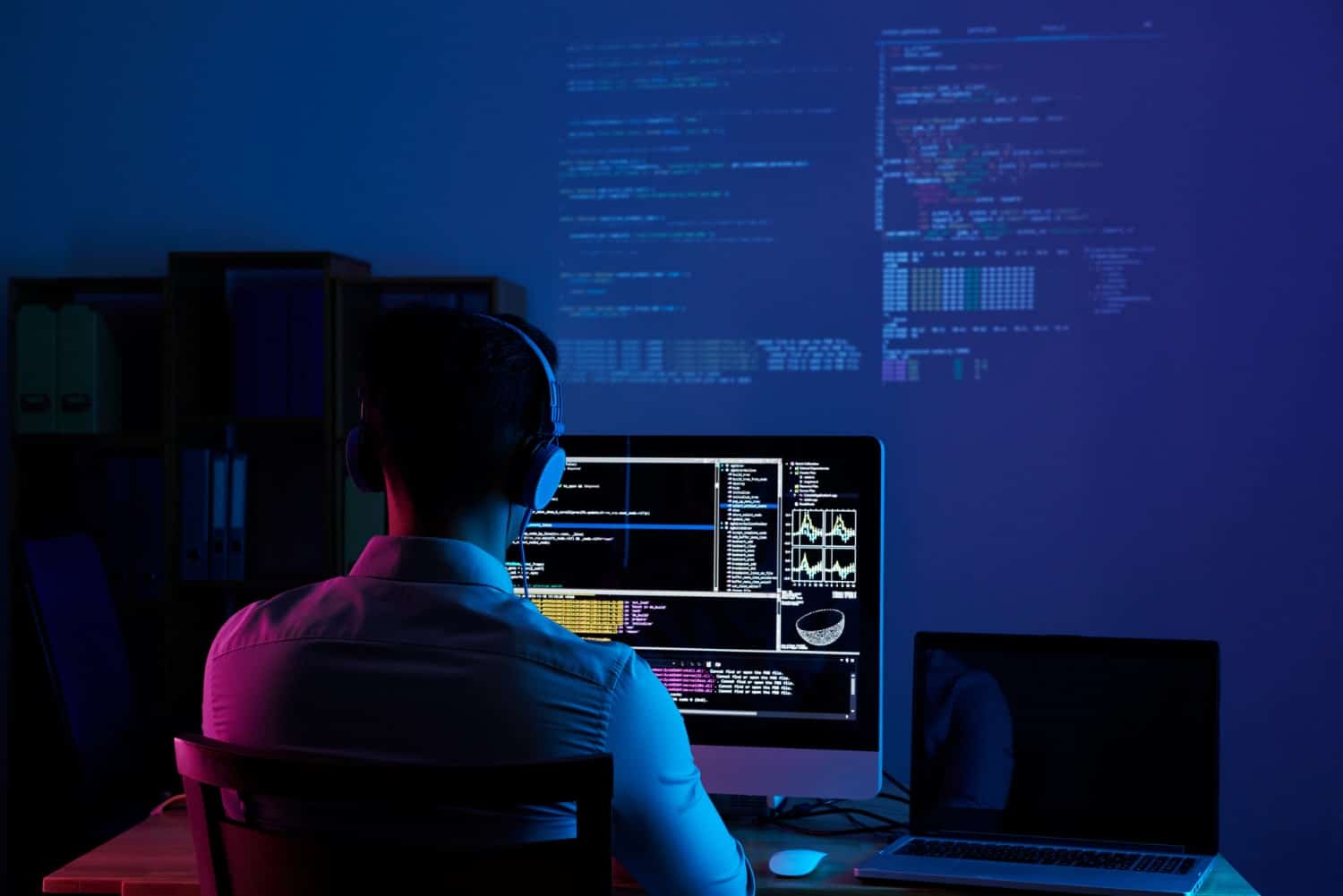 Programmer Adalah: Pengertian, Keuntungan dan Kekurangan dari Pekerjaannya